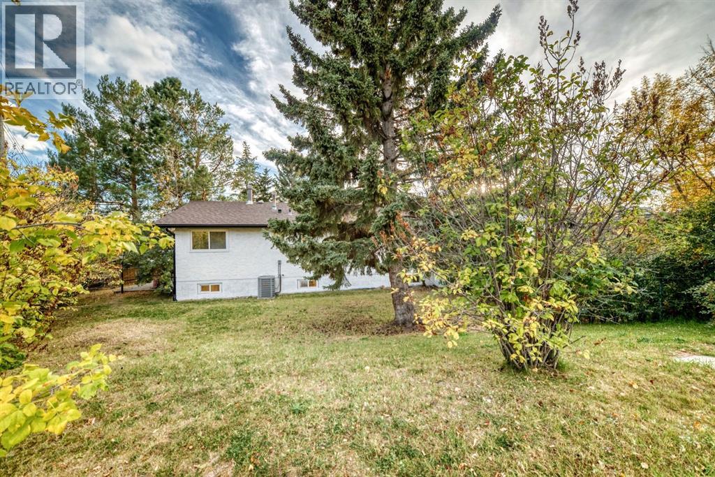 Single Family House Bi-level for Sale in  Dalgetty Place NW Dalhousie Calgary 