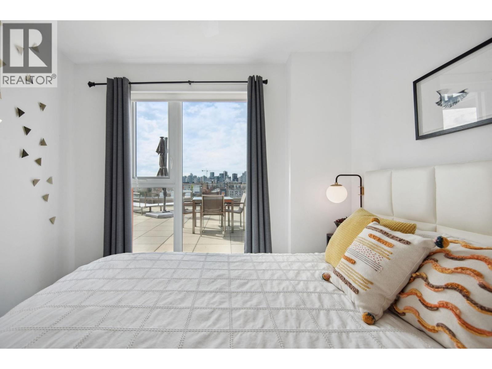 808 933 E HASTINGS STREET, Vancouver