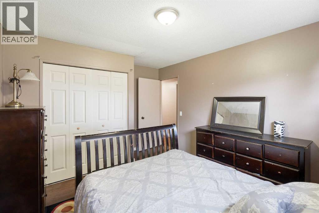 Single Family House Bi-level for Sale in  Dover Crescent SE Dover Calgary 