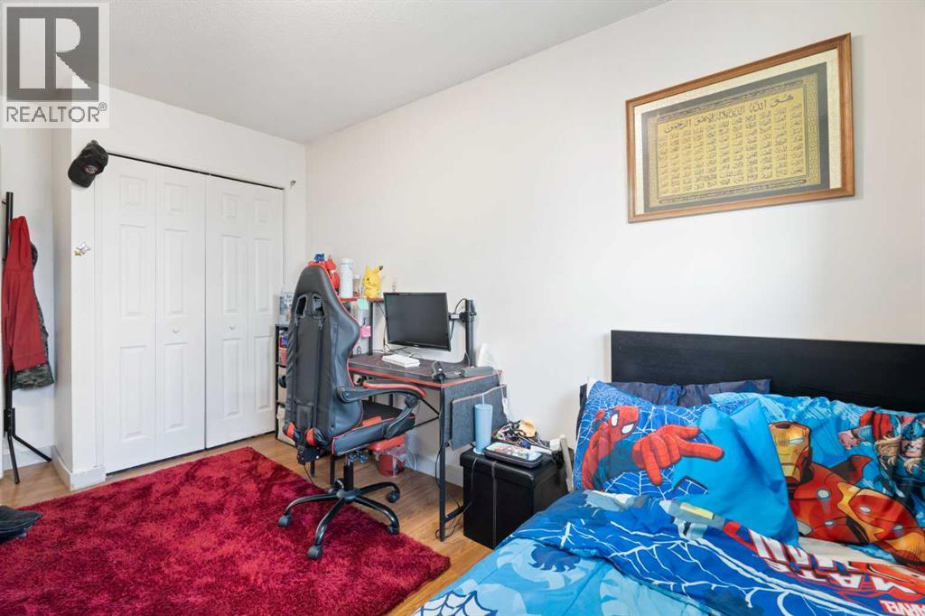 Single Family House Bi-level for Sale in  Dover Crescent SE Dover Calgary 