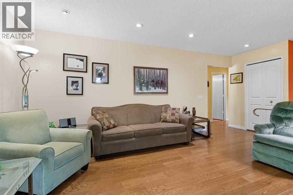 Single Family House Bi-level for Sale in  Lynnbrook Road SE Ogden Calgary 