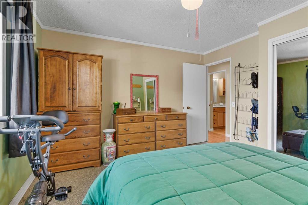 Single Family House Bi-level for Sale in  Lynnbrook Road SE Ogden Calgary 