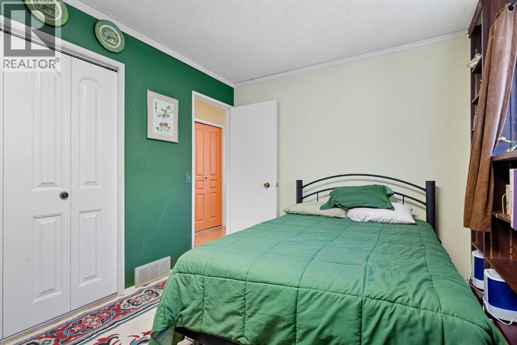 Single Family House Bi-level for Sale in  Lynnbrook Road SE Ogden Calgary 