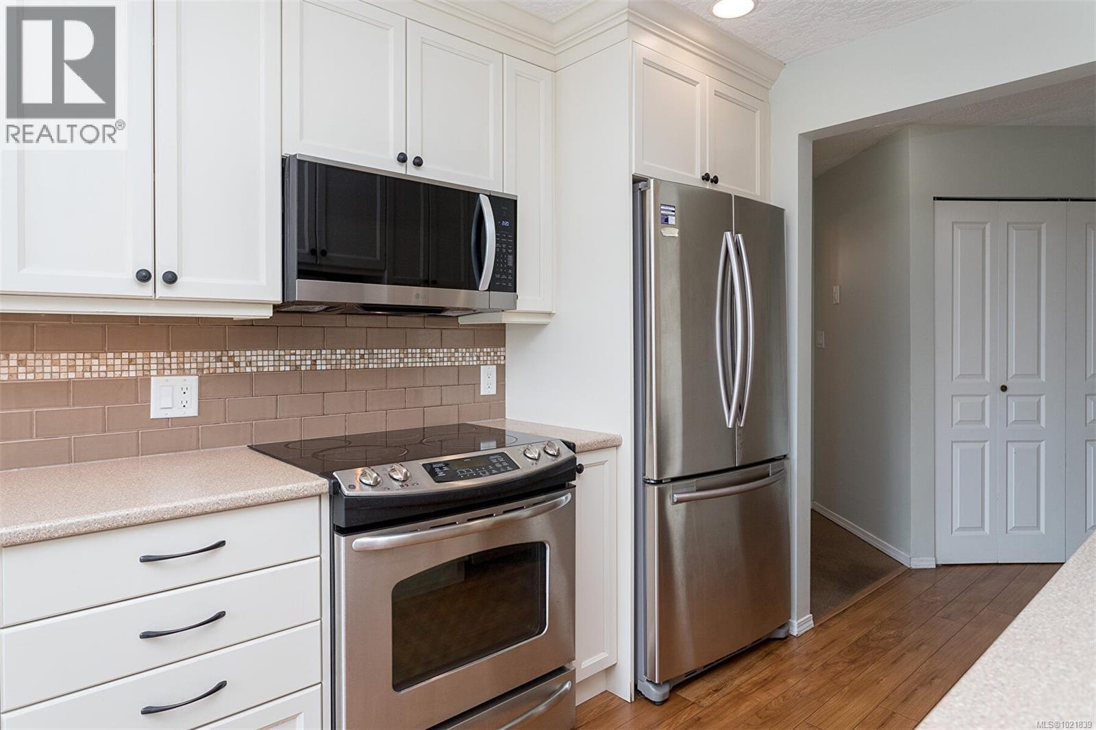 405 898 Vernon Avenue, Saanich