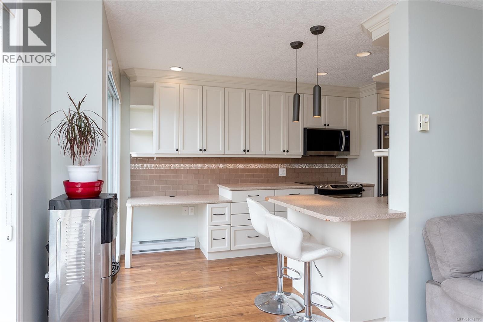 405 898 Vernon Avenue, Saanich