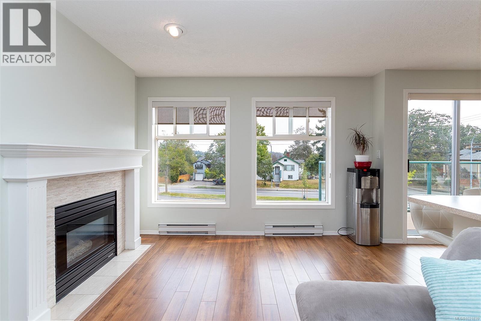 405 898 Vernon Avenue, Saanich