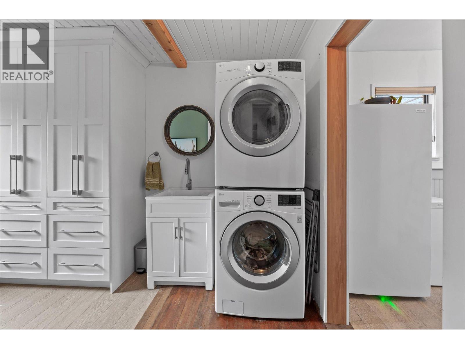  584 Okanagan Boulevard, Kelowna