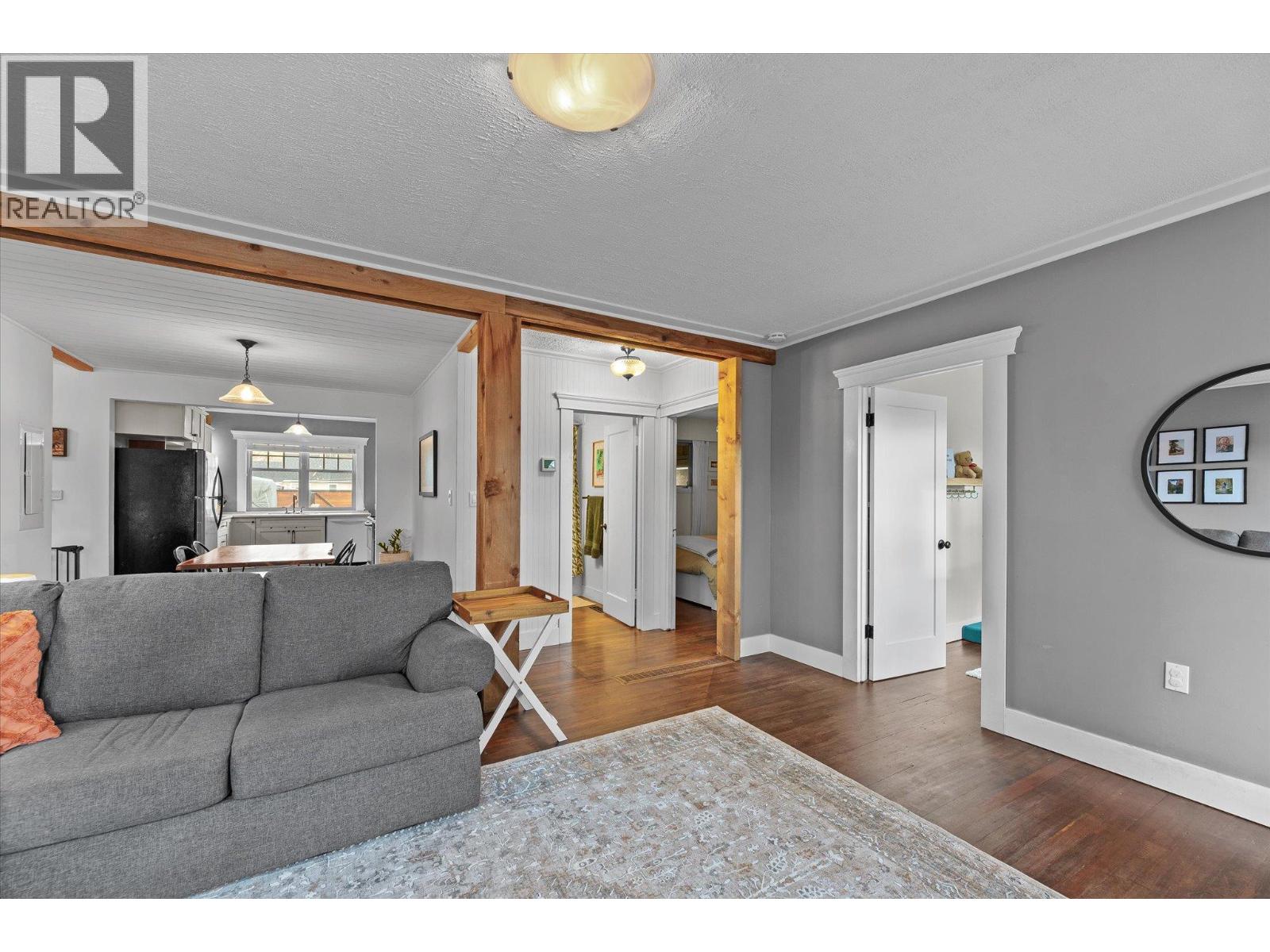  584 Okanagan Boulevard, Kelowna