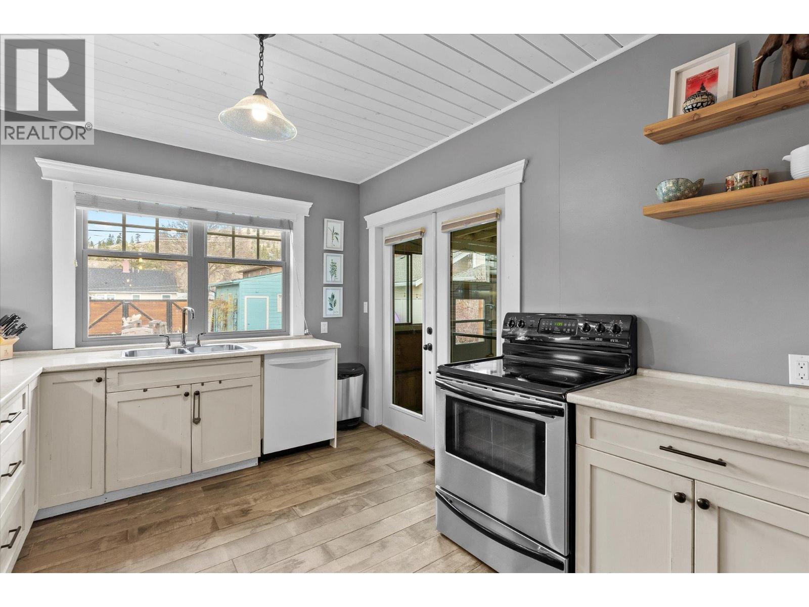  584 Okanagan Boulevard, Kelowna