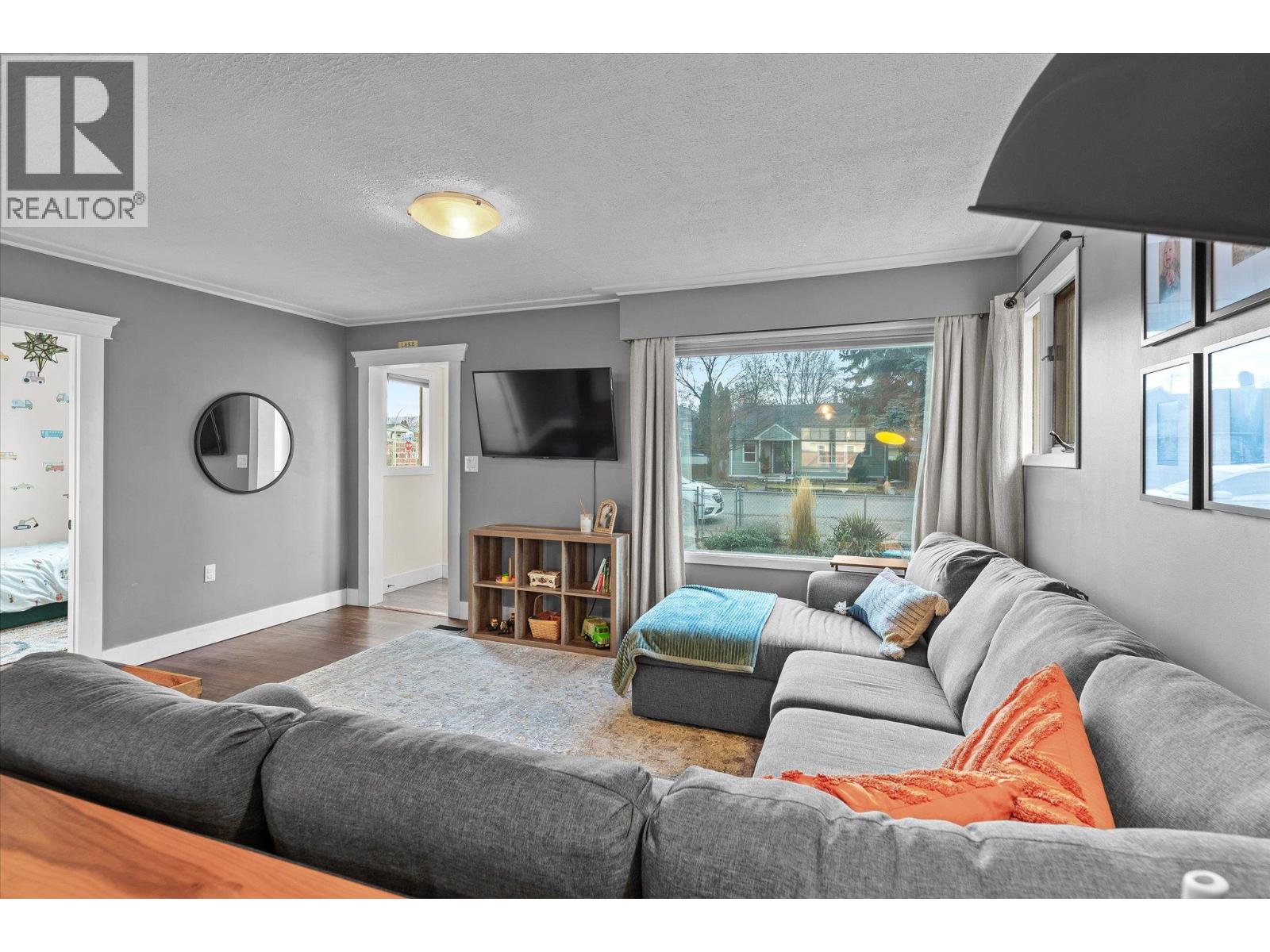  584 Okanagan Boulevard, Kelowna