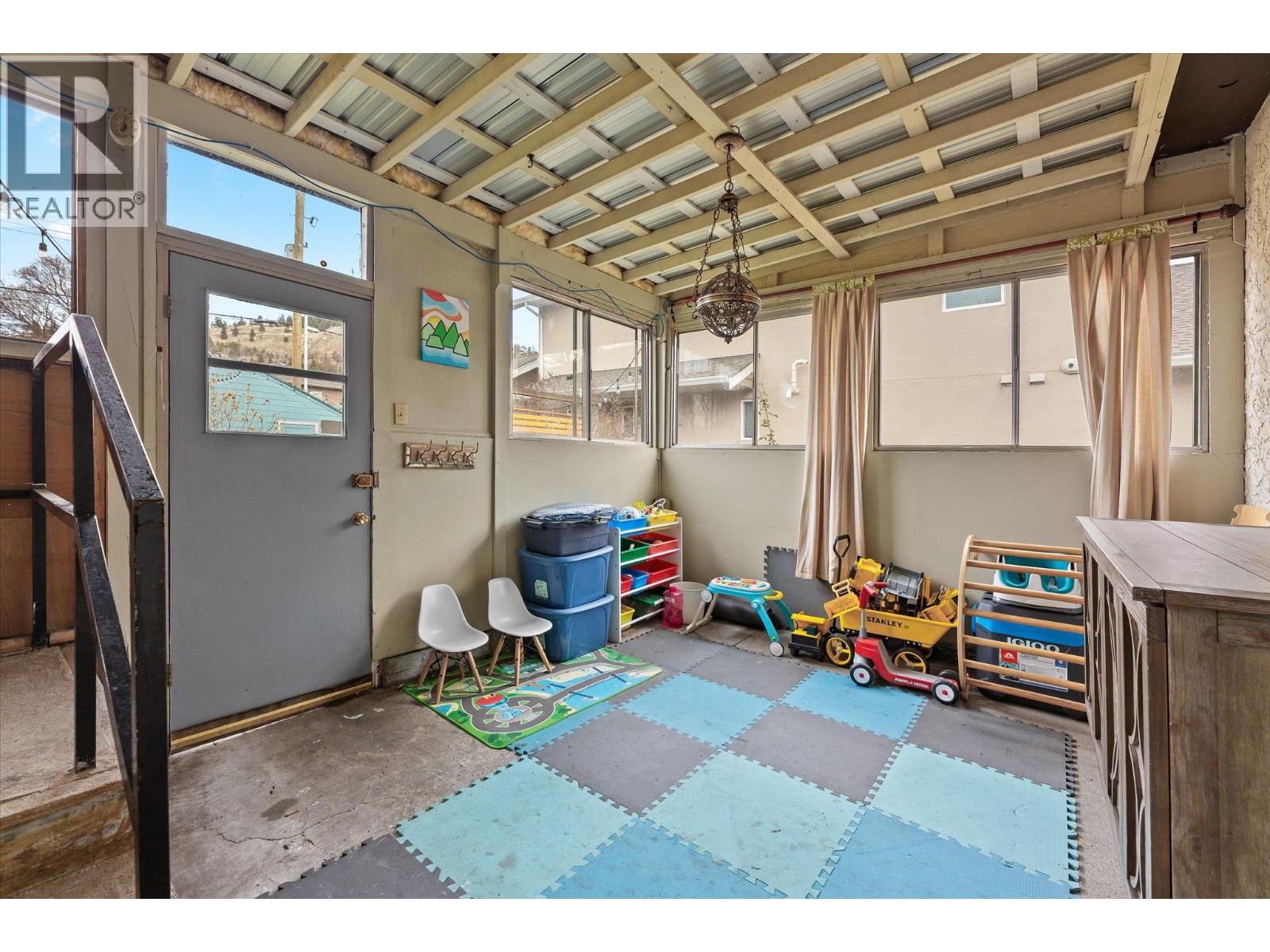  584 Okanagan Boulevard, Kelowna