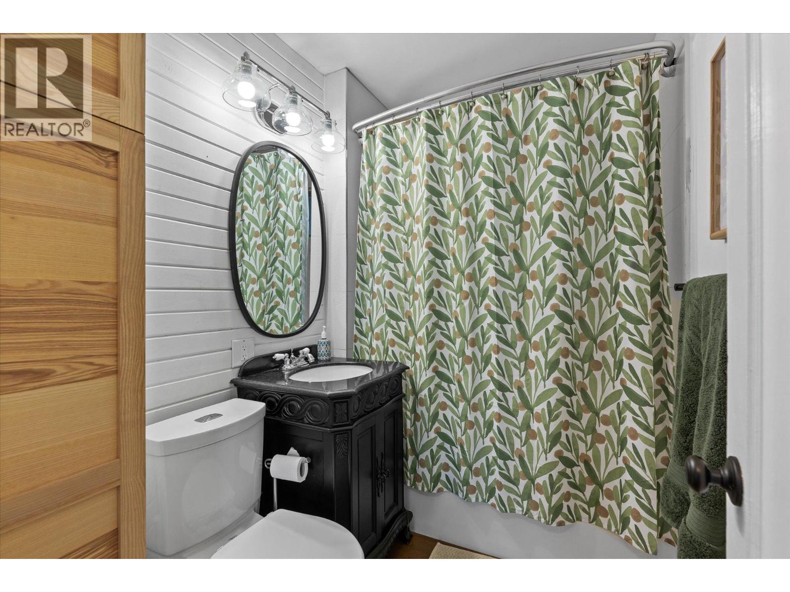  584 Okanagan Boulevard, Kelowna