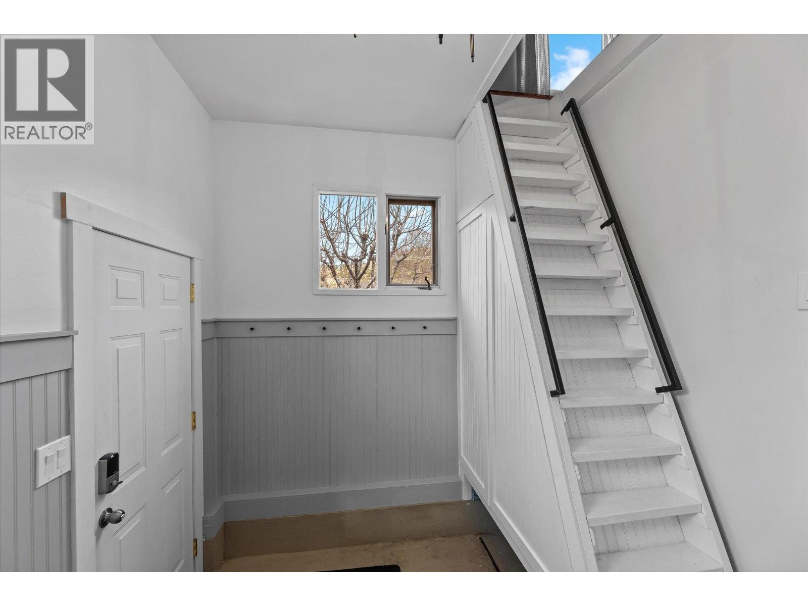  584 Okanagan Boulevard, Kelowna