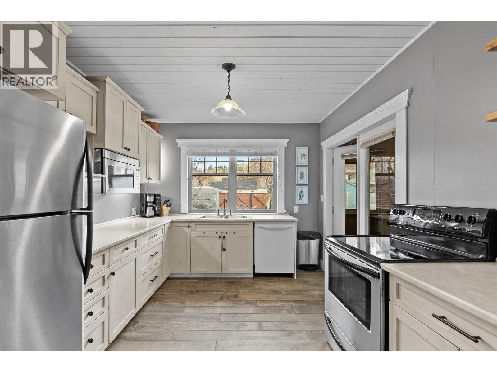  584 Okanagan Boulevard, Kelowna