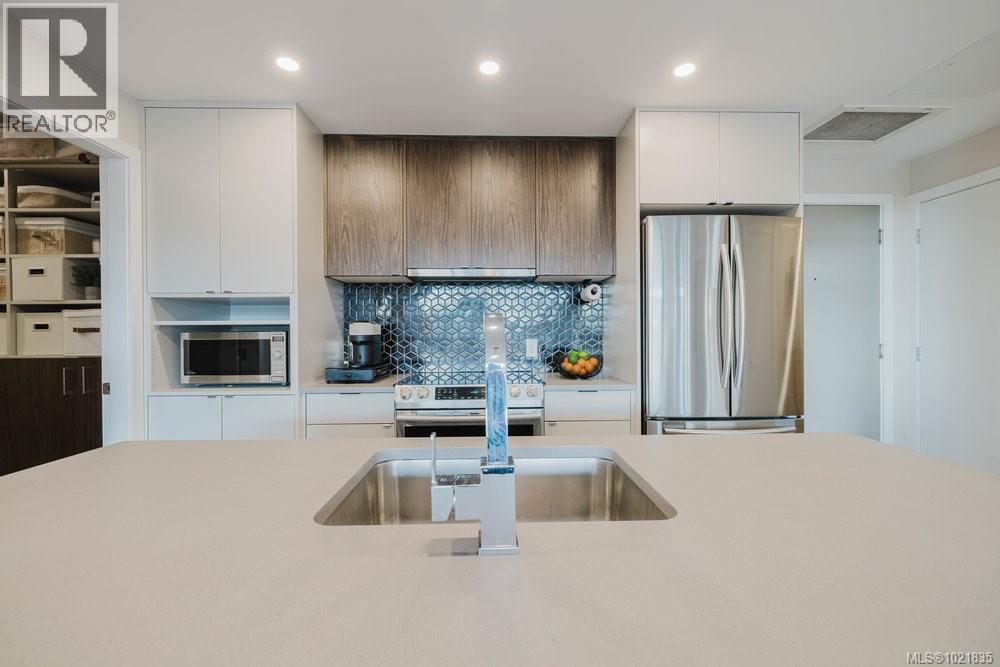 210 881 Short Street, Saanich