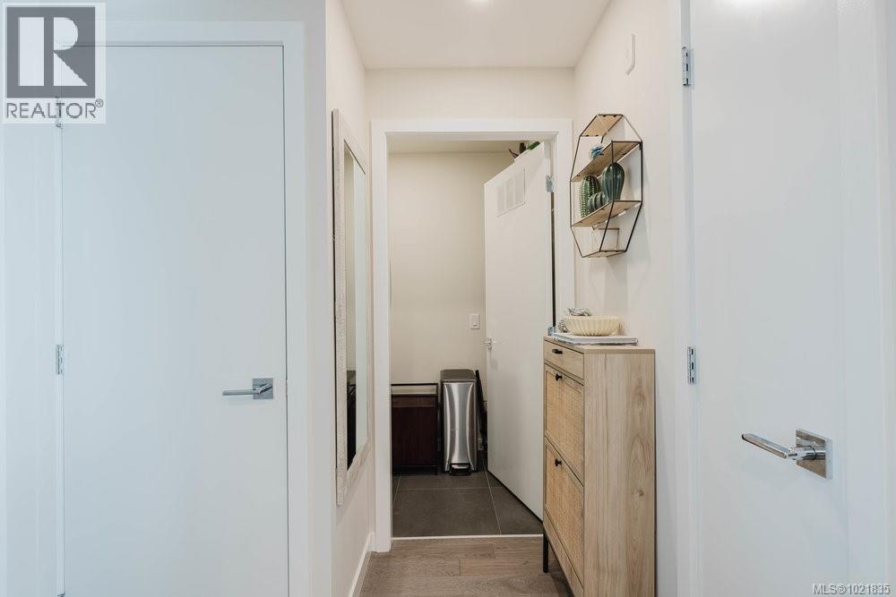 210 881 Short Street, Saanich