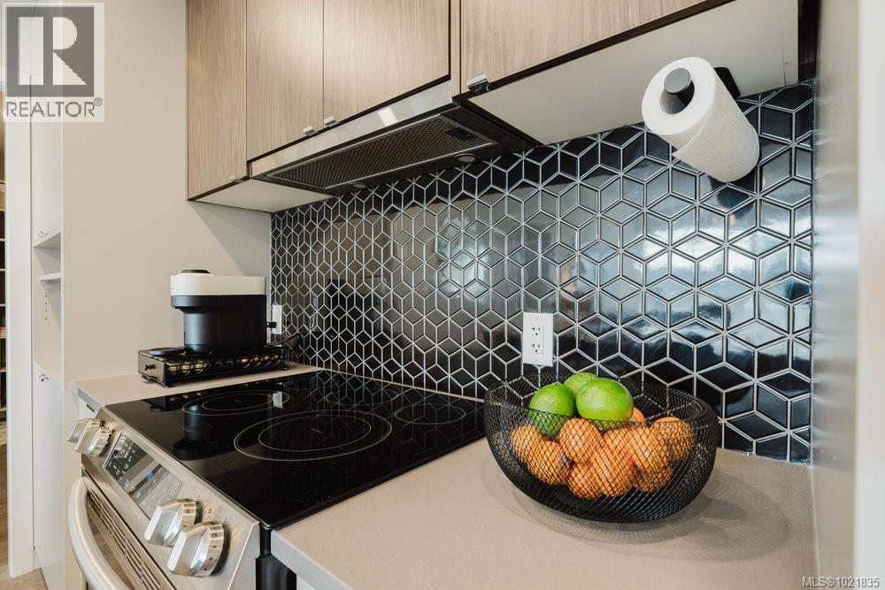 210 881 Short Street, Saanich