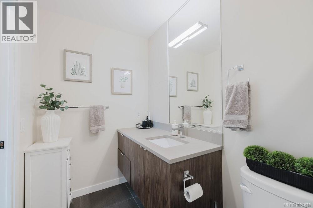 210 881 Short Street, Saanich