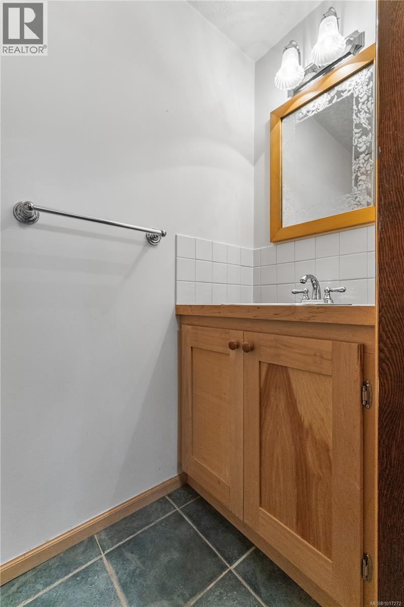 111 Engles Rd, Campbell River