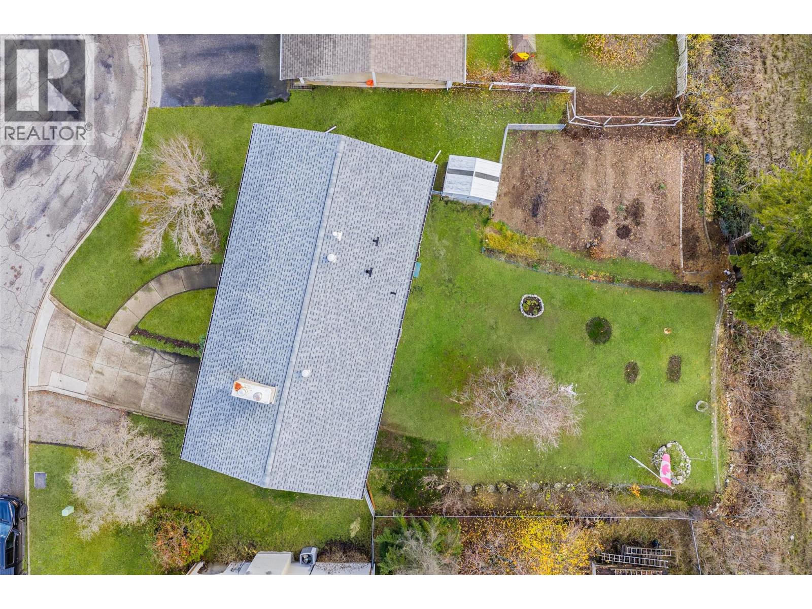 1937 RIVERSIDE Crescent, Castlegar