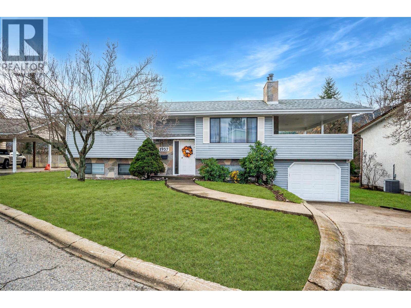 1937 RIVERSIDE Crescent, Castlegar