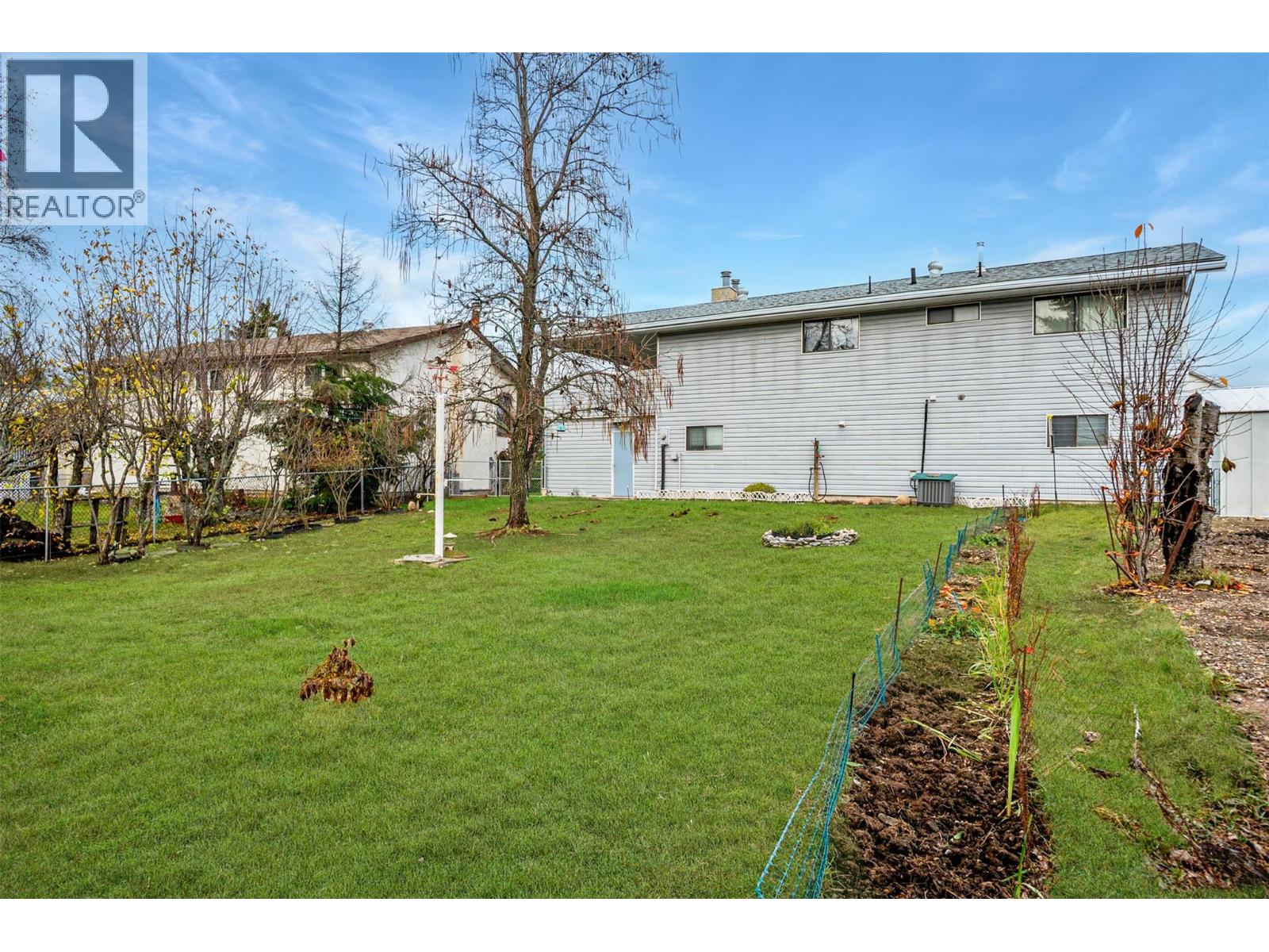 1937 RIVERSIDE Crescent, Castlegar