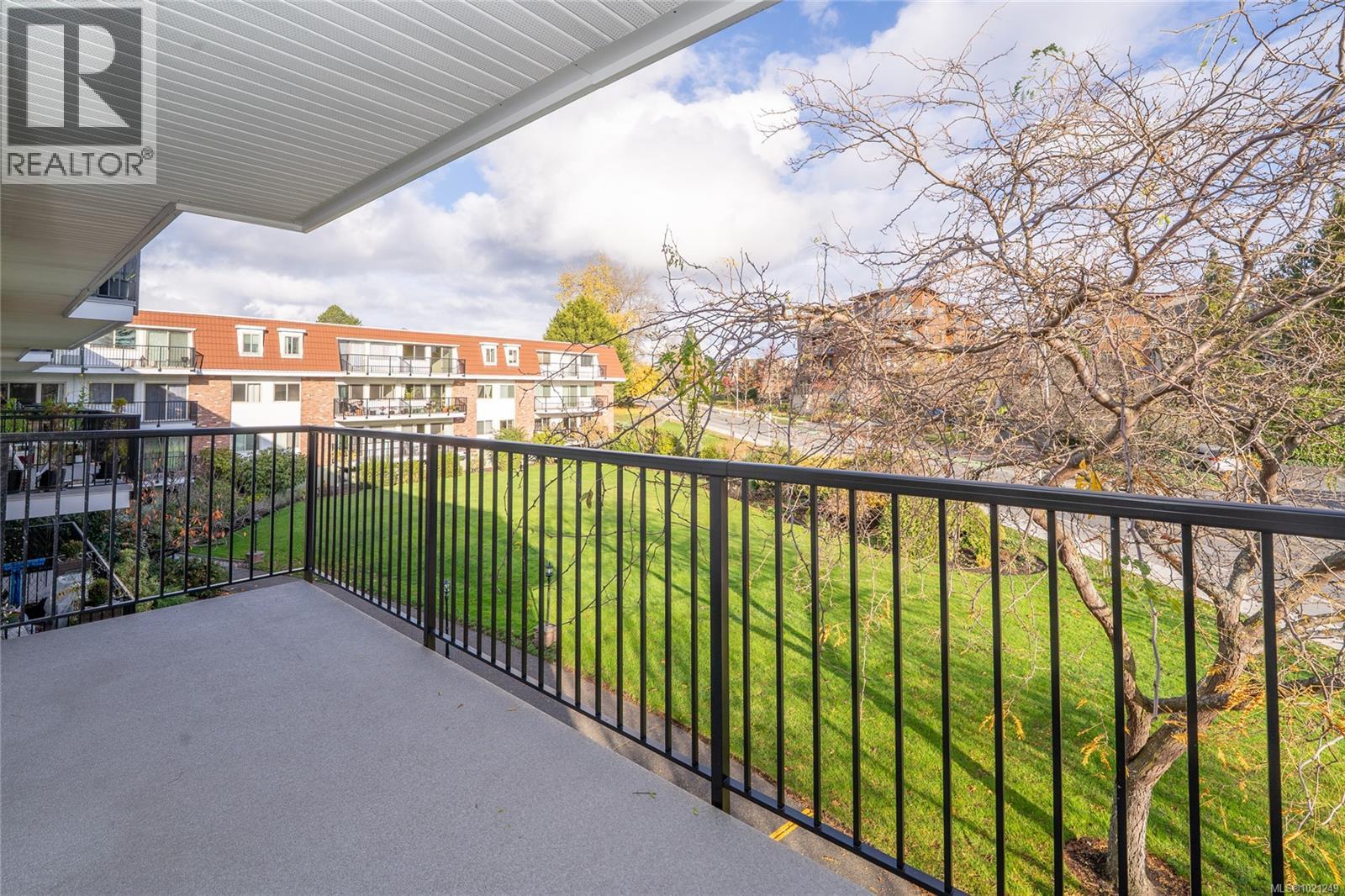 218 1680 Poplar Ave, Saanich