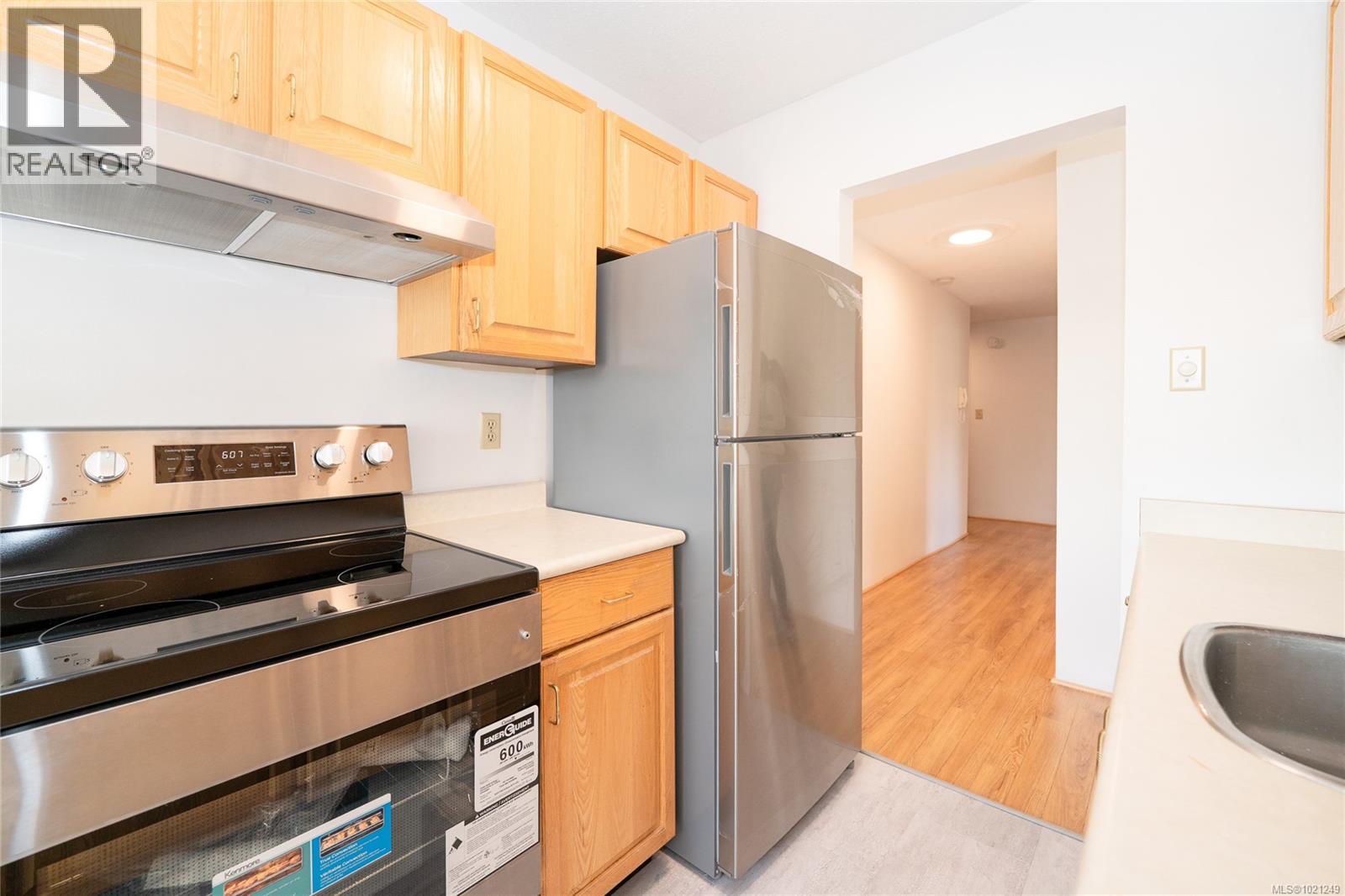 218 1680 Poplar Ave, Saanich