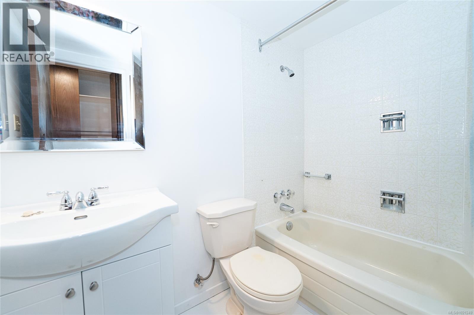 218 1680 Poplar Ave, Saanich