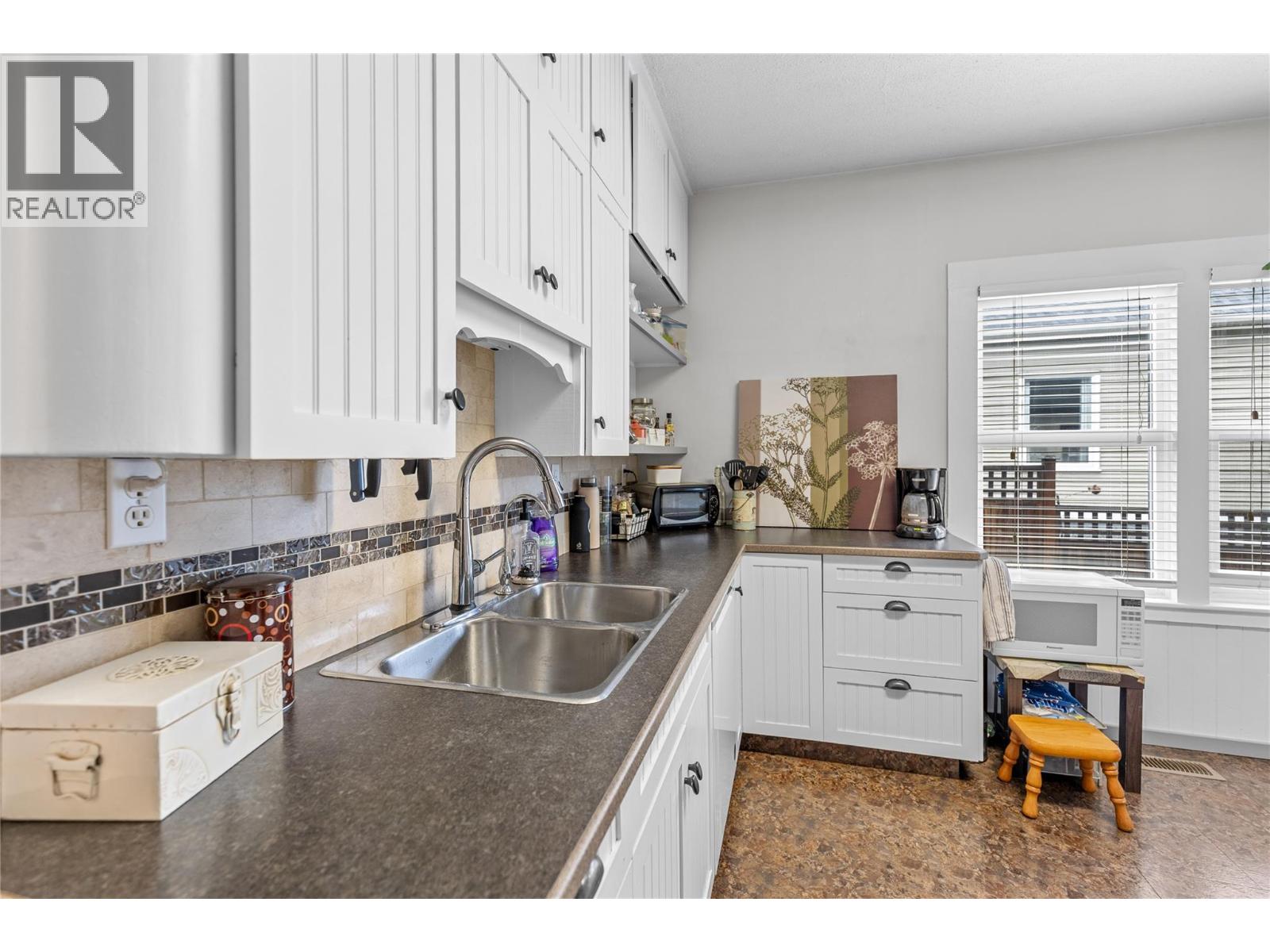 2935 Rosedale Avenue, Armstrong