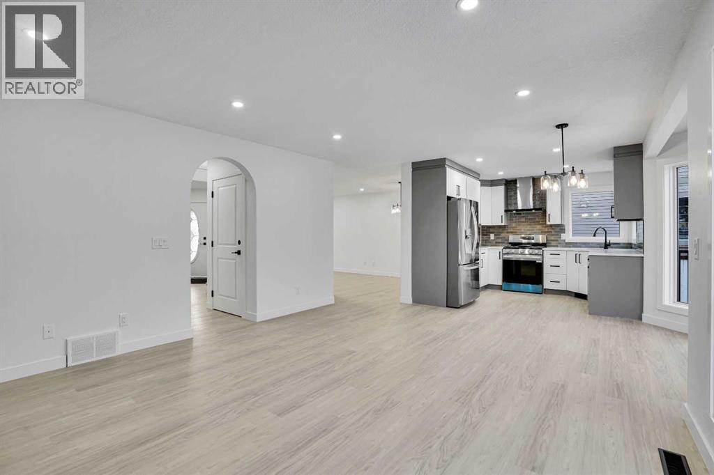 Single Family House for Sale in  Coral Springs Close NE Coral Springs Calgary 