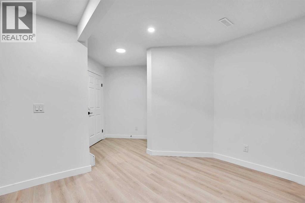 Single Family House for Sale in  Coral Springs Close NE Coral Springs Calgary 