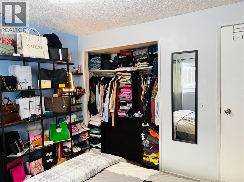 Single Family House Bi-level for Sale in    Street SE Forest Lawn Calgary 