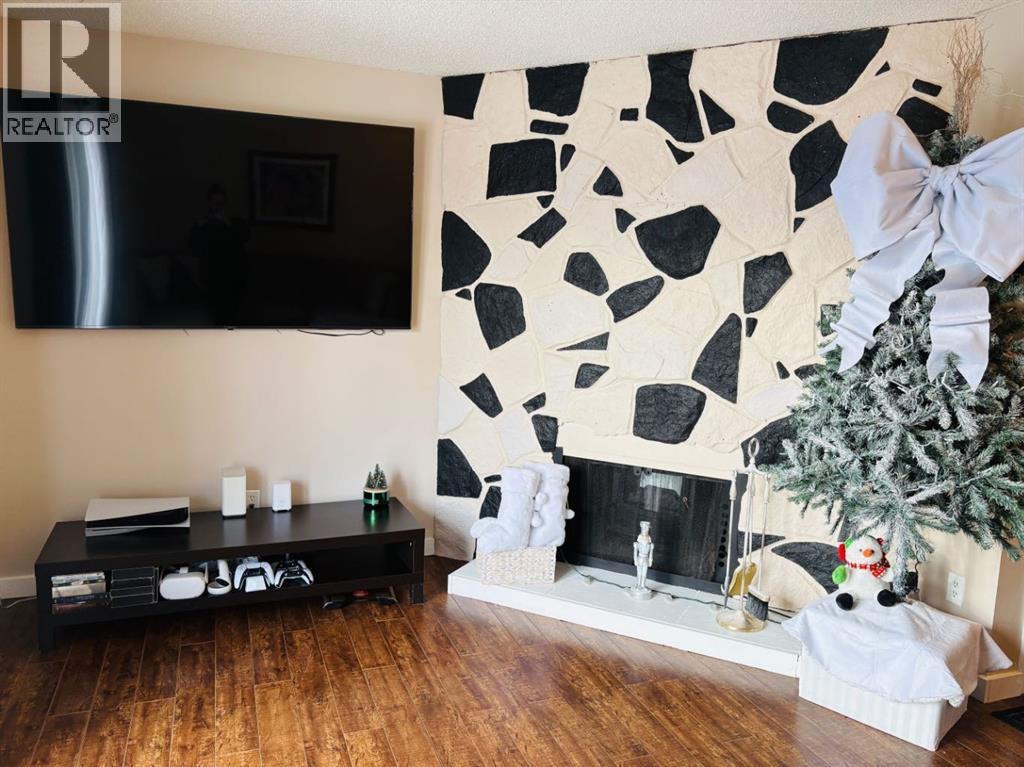 Single Family House Bi-level for Sale in    Street SE Forest Lawn Calgary 