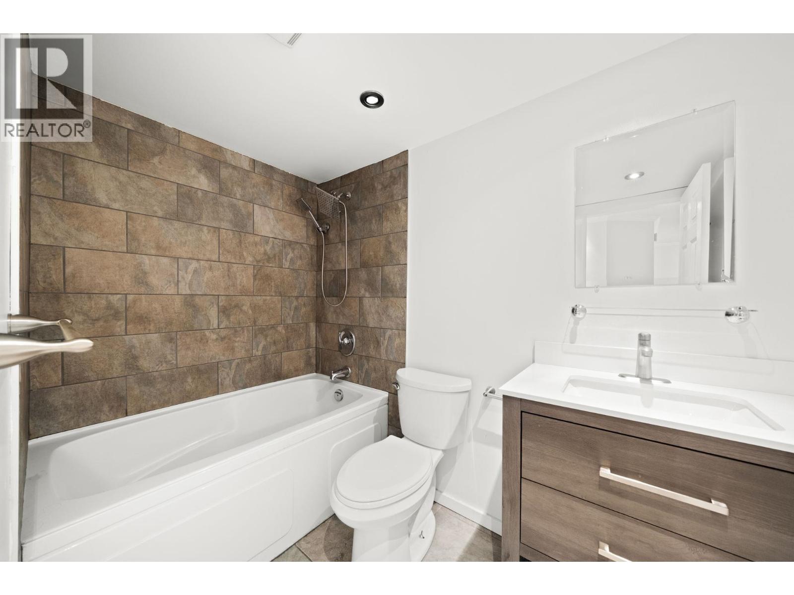 213 436 SEVENTH STREET, New Westminster