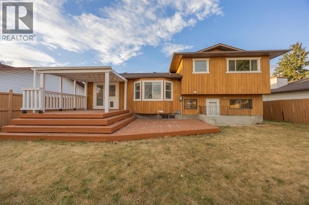 Single Family House 4 Level for Sale in  Templewood Road NE Temple Calgary 