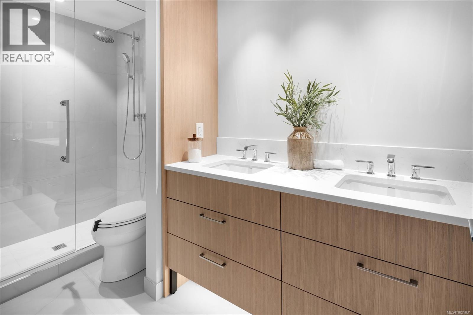 206 5229 Cordova Bay Road, Saanich