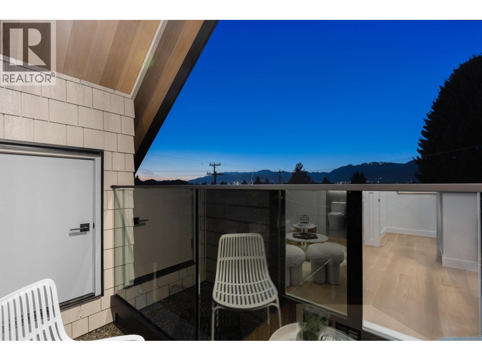 2 2435 NAPIER STREET, Vancouver