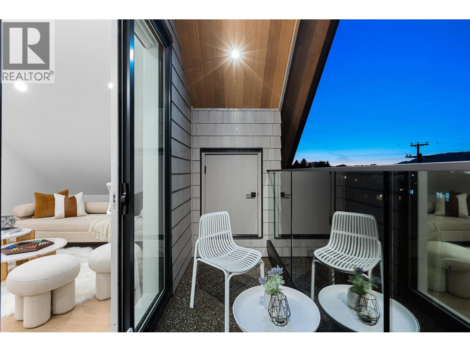 2 2435 NAPIER STREET, Vancouver