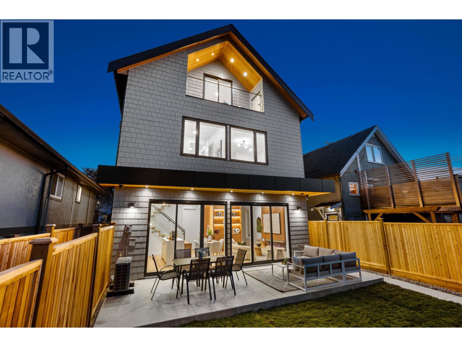 2 2435 NAPIER STREET, Vancouver