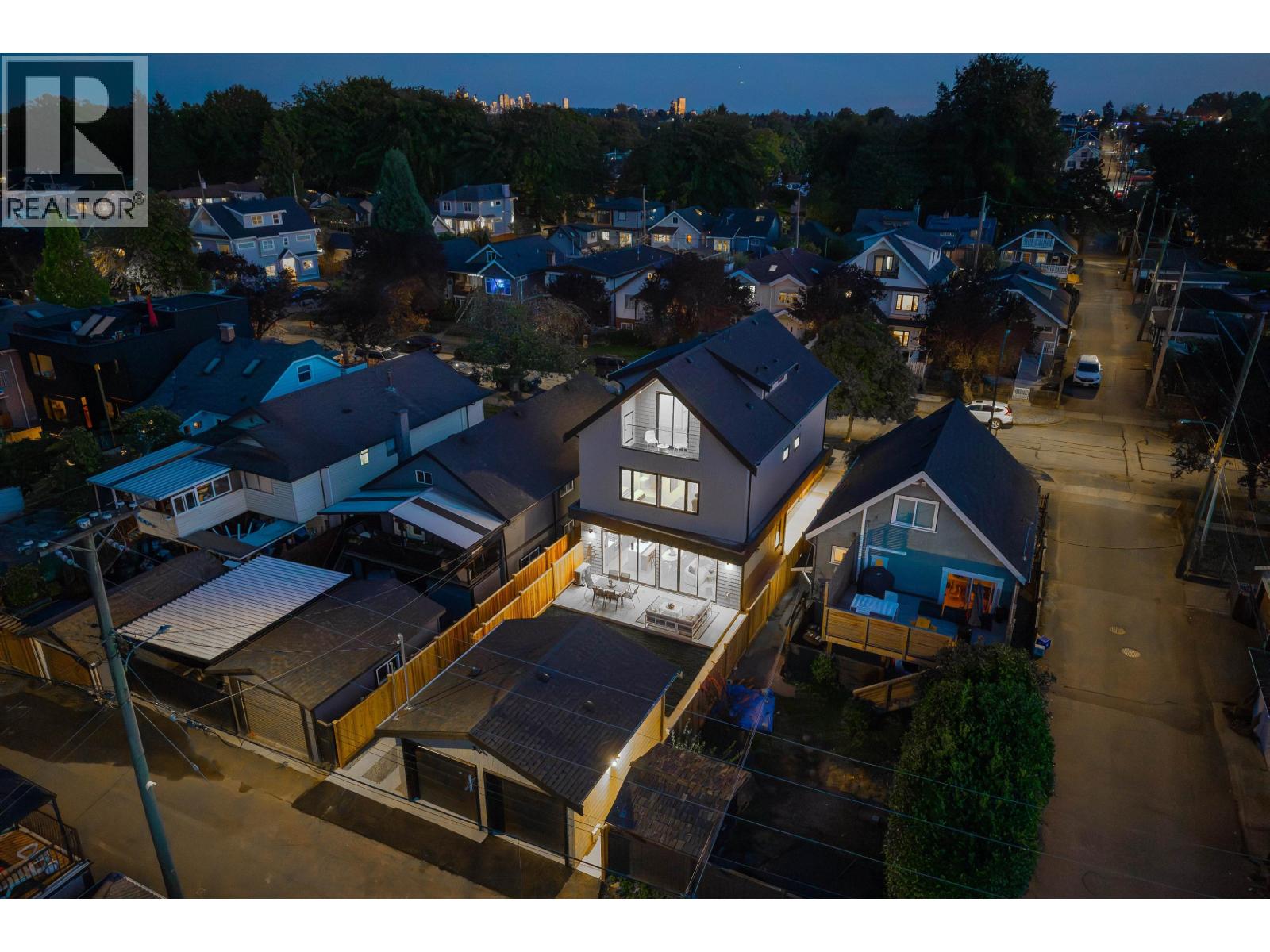 2 2435 NAPIER STREET, Vancouver