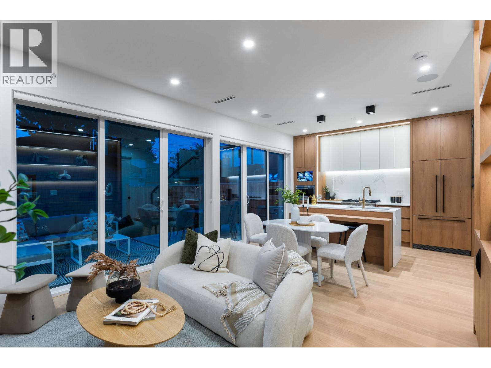 2 2435 NAPIER STREET, Vancouver