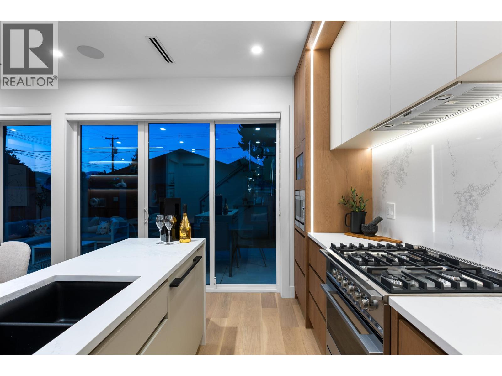 2 2435 NAPIER STREET, Vancouver