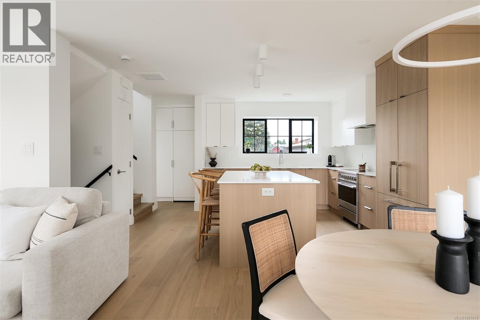 2 2268 Bowker Ave, Oak Bay