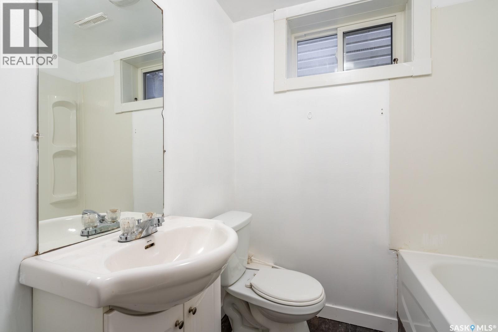 1321 VICTORIA AVENUE - 20