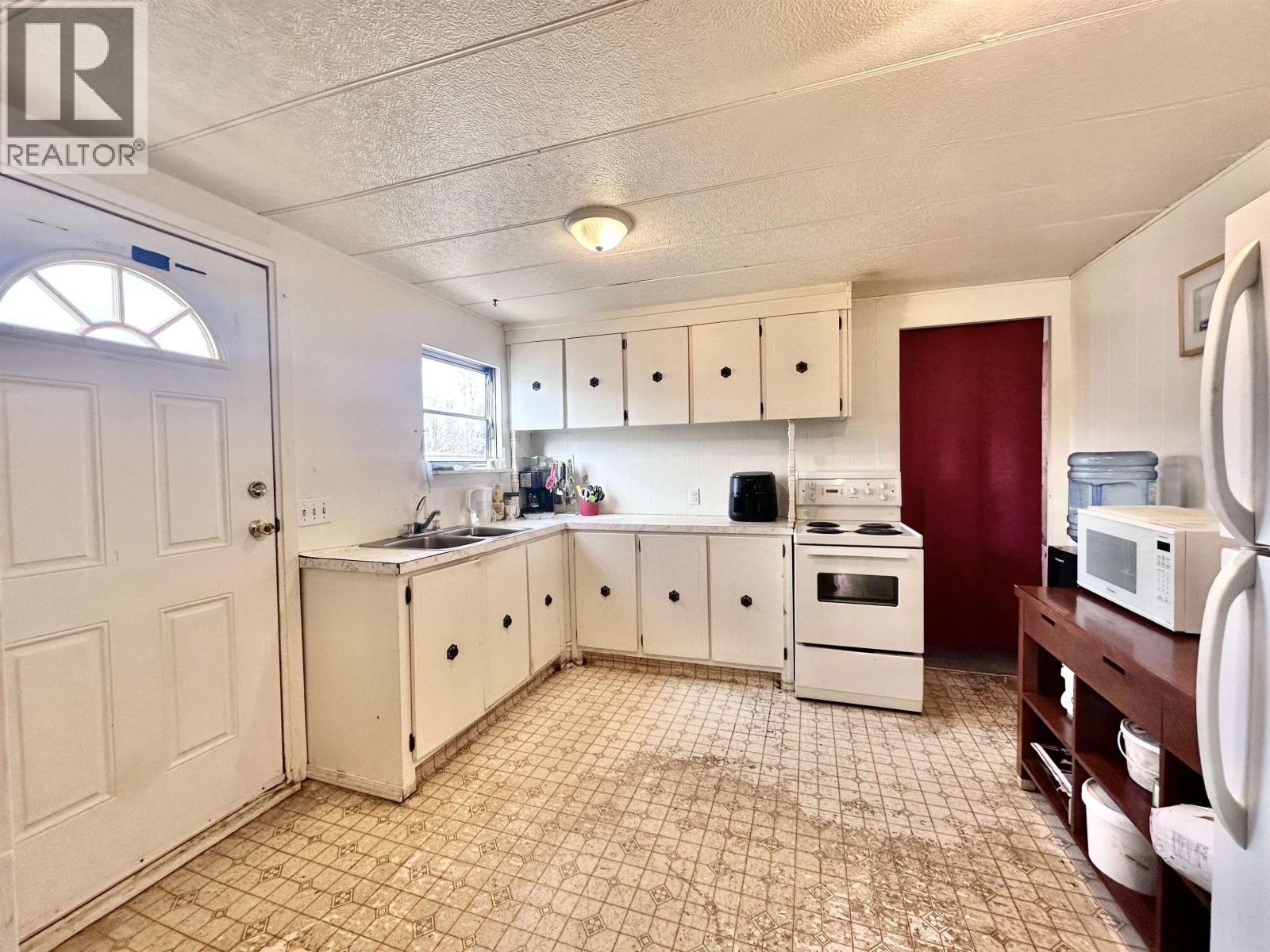 1085 3RD AVENUE - 6