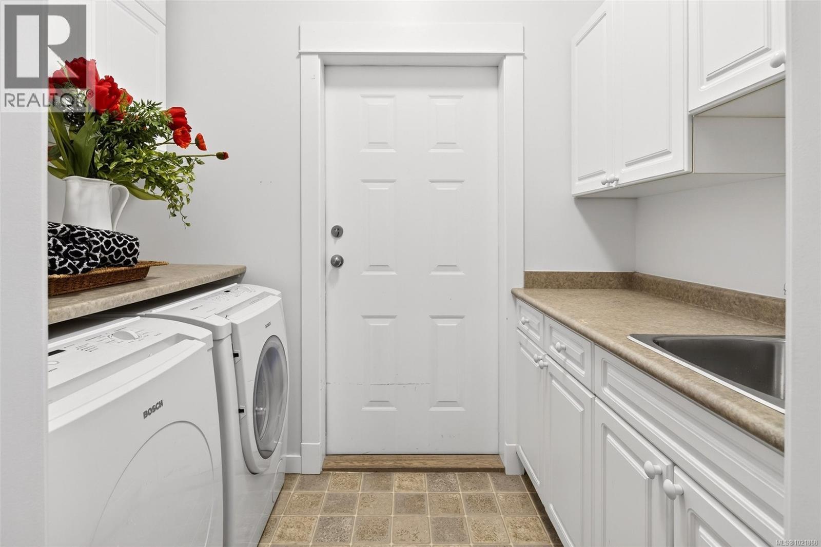 489 Outrigger Loop, Colwood