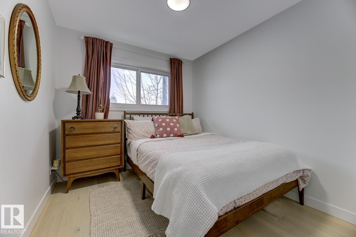 6823 98 AV NW, Edmonton