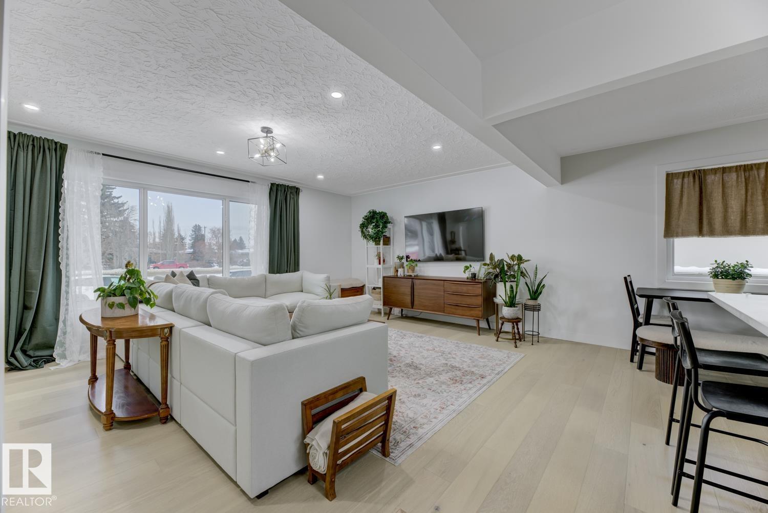 6823 98 AV NW, Edmonton