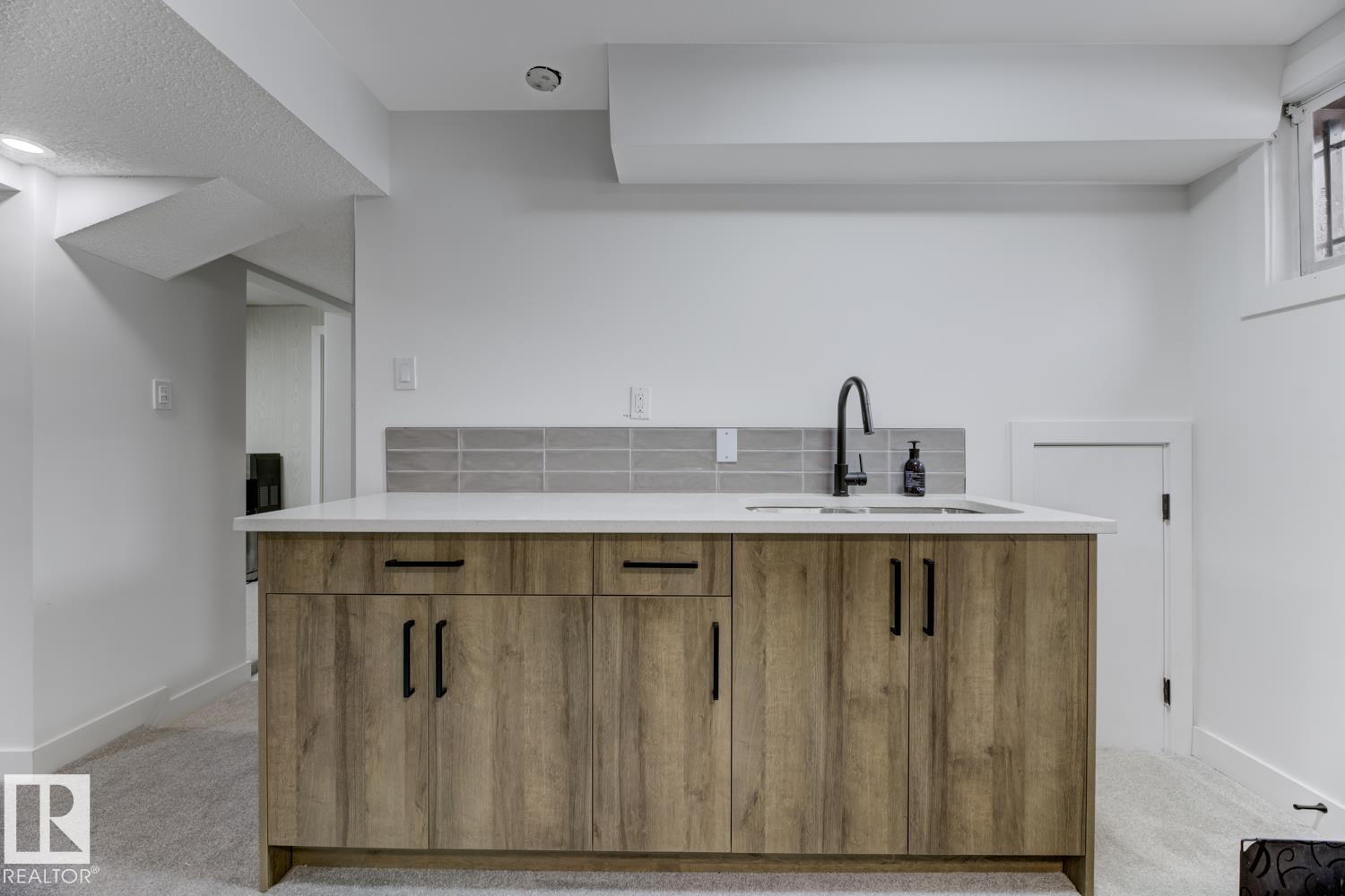 6823 98 AV NW, Edmonton